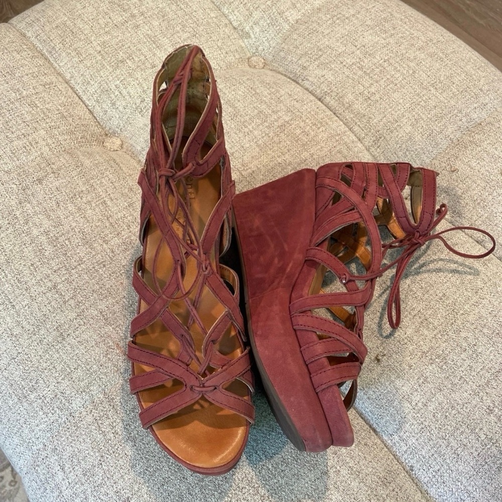 Kenneth Cole Gentle Souls Wine Burgundy Wedges- Size 8.5